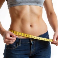 Person mit Maßband um die Taille